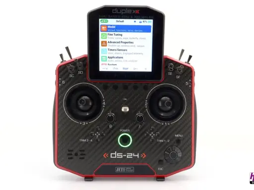 Jeti DS-24 Fernsteuerung mit Carbon-Optik und Farbdisplay. Menü zeigt "Model" und "Fine Tuning" an.