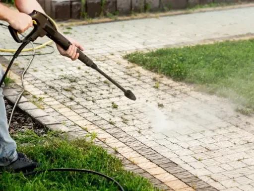 Czyszczenie żwiru w ogrodzie: Jak mieć czysto bez chwastów na lata?