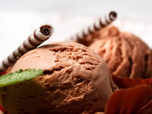 Czekoladowe, najprostsze lody domowe z wafelkami i miętą.