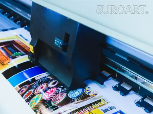 Drukarka wielkoformatowa z technologią eco solvent tworzy żywe wydruki.
