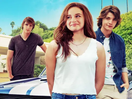 Elle, Noah i Lee przed budynkiem, jakby z filmu "The Kissing Booth".