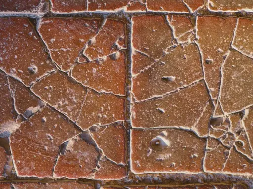 Detalle de azulejos de terracota rotos, listos para reparar.