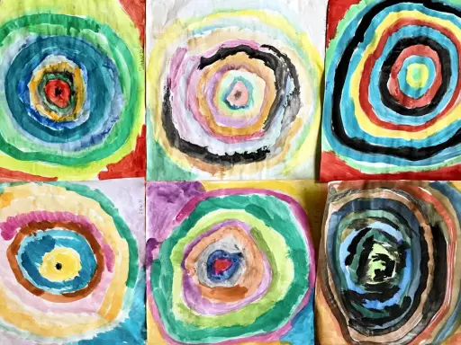 Sechs bunte Kreisbilder, entstanden beim Basteln zum Thema Farben. Jedes Bild zeigt konzentrische Ringe in verschiedenen Aquarellfarben.