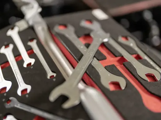 Un juego de llave inglesa medidas organizadas en un estuche negro con detalles rojos.