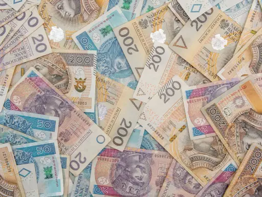 Stos banknotów 200 zł, 50 zł i 20 zł. Idealna darowizna dla żony w trakcie małżeństwa, by spełnić jej marzenia.