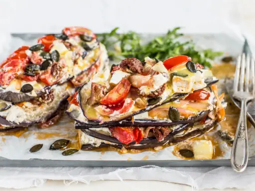 Schichtauflauf mit Auberginen, Tomaten und Käse. Ein einfaches Gericht, das Lust auf mehr macht.