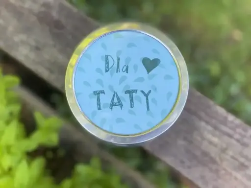 Własnoręczny prezent dla taty od dziecka. Okrągły, błękitny medalion z napisem "Dla Taty" i serduszkiem.