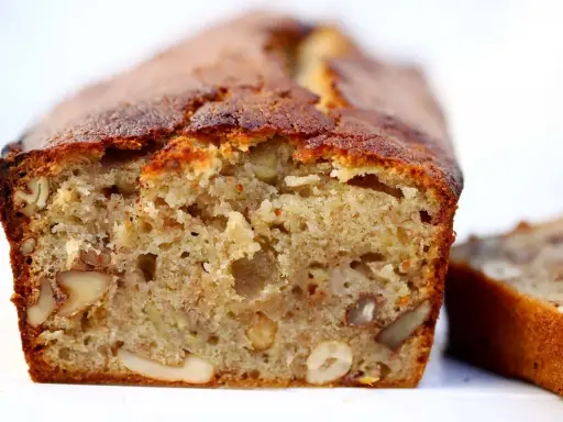 Ein saftiges Bananenbrot mit Nüssen, perfekt zum Genießen. So isst man Bananenbrot: pur, mit Butter oder als süße Beilage.