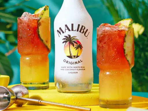 Malibu Flasche mit zwei Cocktails, garniert mit Ananas. Ein Hauch von bay breeze für tropische Erfrischung.
