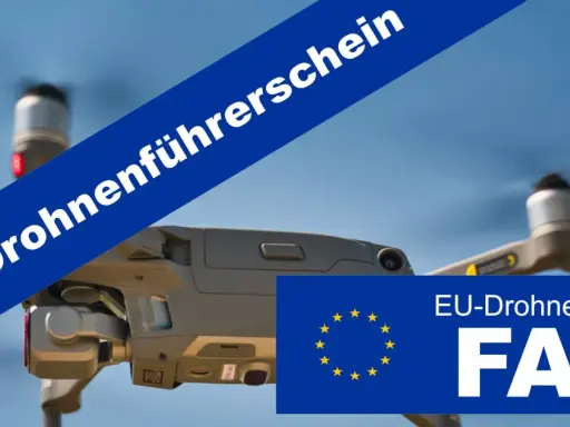 Drohne im Flug. Blaue Banderole mit "EU-Drohnenführerschein". EU-Flagge und "EU-Drohnenregeln FAQ" auf blauem Feld. Informiert über drohnen registrierung kosten.