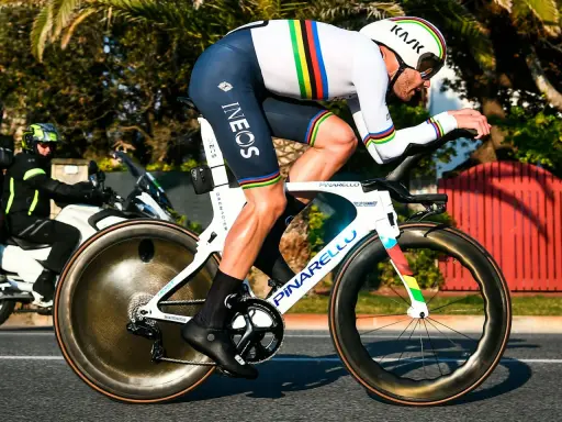 Filippo Ganna im Zeitfahr-Trikot mit Regenbogenstreifen auf seinem Pinarello-Rad, bereit für Höchstleistungen.