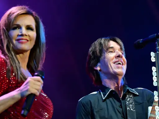 Marie Fredriksson och Per Gessle på scen under en Roxette-konsert. Per Gessle turné fortsätter med energi.