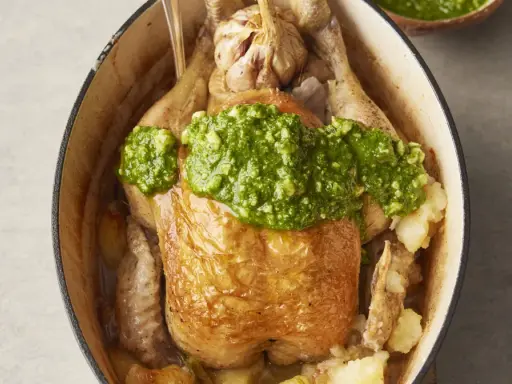 Pieczony kurczak z ziołowym pesto i ziemniakami, idealny do diety śródziemnomorskiej. Przepisy na zdrowe posiłki.