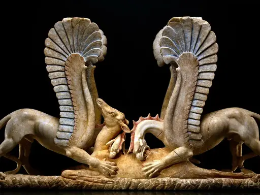 Due grifoni alati, creature mitologiche, attaccano una preda. Il grifone è un simbolo di potere e vigilanza.