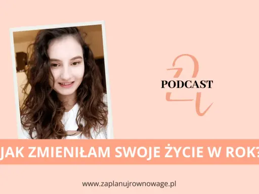 Uśmiechnięta kobieta opowiada, jak zmienić swoje życie i być szczęśliwym. Podcast o zmianach.