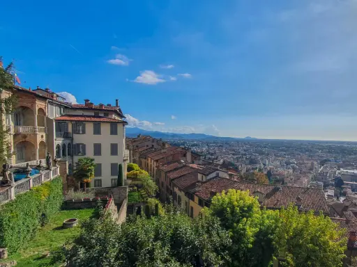 Widok na Bergamo z tarasu z widokiem na miasto i góry. Idealne miejsce, by zobaczyć, co warto zobaczyć w Bergamo.
