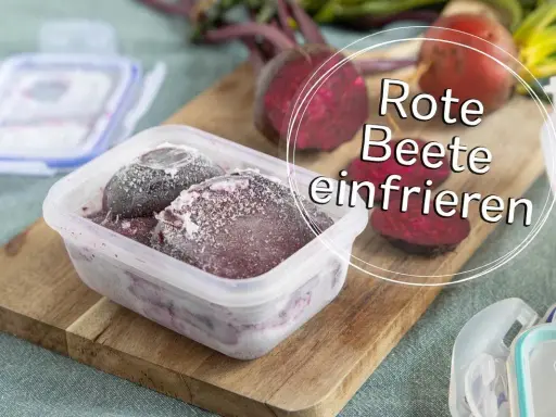 Gefrorene Rote Bete in einem Behälter, bereit zum Einfrieren. So bleiben die Vitamine erhalten.