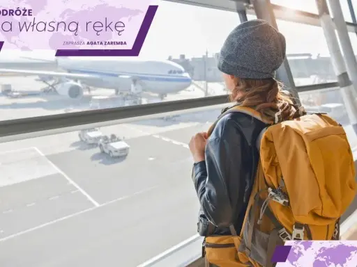 Kobieta z żółtym plecakiem jako bagażem rejestrowanym czeka na lotnisku. Widok na samolot i pas startowy.