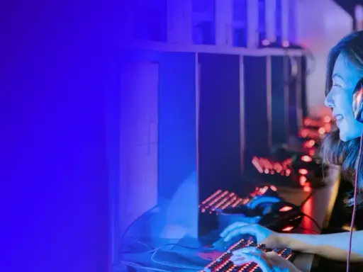 Dziewczyna w słuchawkach gra w Diablo 4, testując swój nowy build czarodzieja.
