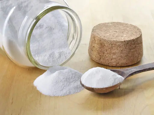 Bicarbonate de soude, une solution naturelle pour le traitement de l'oïdium. Une cuillère en bois et un pot renversé en témoignent.