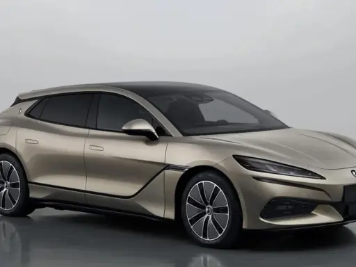 El elegante Denza Z9 GT, un coche eléctrico con líneas aerodinámicas y un techo negro contrastante, se exhibe en un estudio.
