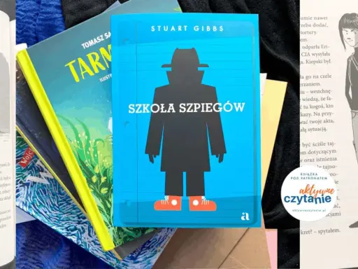 Okładka książki "Szkoła szpiegów" Stuarta Gibbsa, z sylwetką szpiega w kapeluszu i płaszczu. Kolejność książek na zdjęciu sugeruje, że to początek przygody.