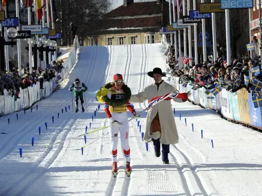Vinnaren av Vasaloppet korsar mållinjen med en krans och en flagga. Hur lång tid tar det att åka Vasaloppet? Det beror på dig!