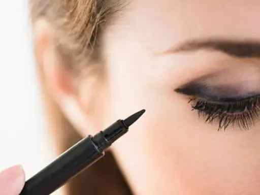 Occhio con eyeliner sfumato applicato con un pennarello nero. Ciglia lunghe e folte.