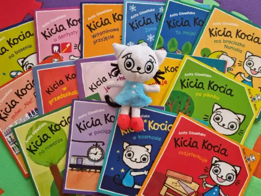 Kicia Kocia i jej przygody w książkach: na basenie, u dentysty, w przedszkolu, na rowerze, w pociągu, w kosmosie i wiele innych.