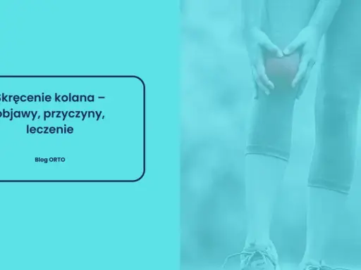 Dłoń uciskająca bolące kolano, na tle jasnoniebieskim.