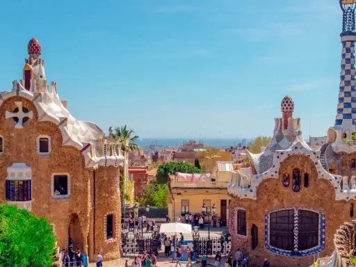 Märchenhafte Häuser im Park Güell, ein Muss, wenn Sie Barcelona co zobaczyć.