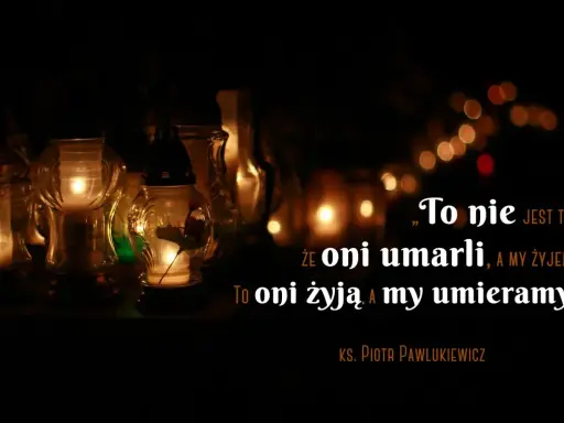Płonące znicze symbolizują pamięć o zmarłych. Cytat: "To nie jest tak, że oni umarli, a my żyjemy. To oni żyją, a my umieramy.