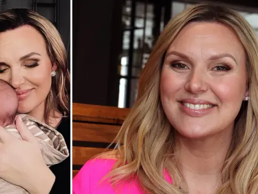 Sanna Nielsen, gravid med andra barnet, håller sitt nyfödda barn. Hon ler lyckligt.
