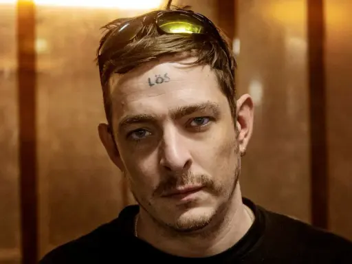 Sebastian Murphy, en av medlemmarna i Viagra Boys, med solglasögon på pannan och tatueringen "LÖS" på pannan.