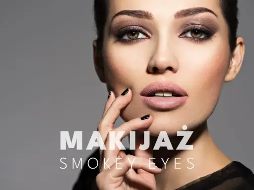 Kobieta z perfekcyjnym makijażem smokey eyes, podkreślonymi brązami i czernią. Usta w cielistym kolorze, dłonie z czarnym lakierem.