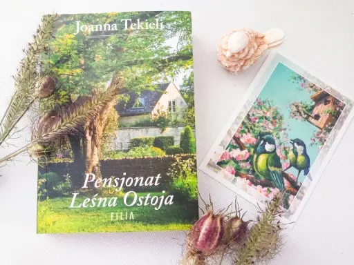 Okładka książki "Pensjonat Leśna Ostoja" z widokiem na dom i ogród, obok pocztówka z ptaszkami.