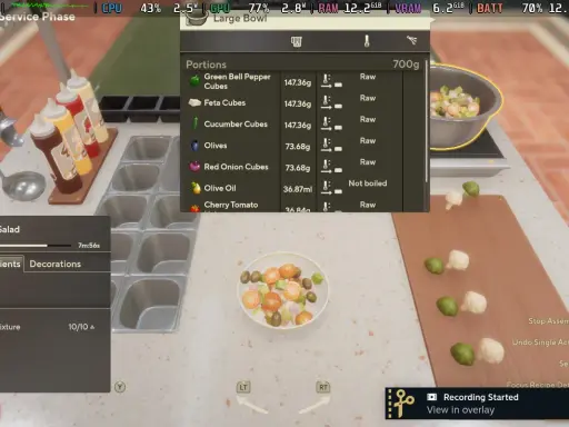 W grze cooking simulator 2 przygotowujesz grecką sałatkę, dodając składniki takie jak papryka, oliwki i pomidory.