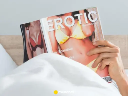 Mężczyzna w łóżku czyta magazyn "Erotic", przygotowując się do masturbacji przed seksem.