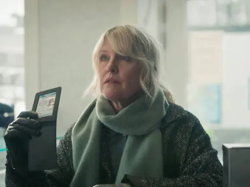 En kvinna med blont hår och en grön halsduk visar upp sitt polis-ID. Se mer av henne i SVT Play Shetland.