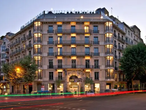 Axel Hotel Barcelona: Descubre tu oasis heterofriendly en el Gayxample