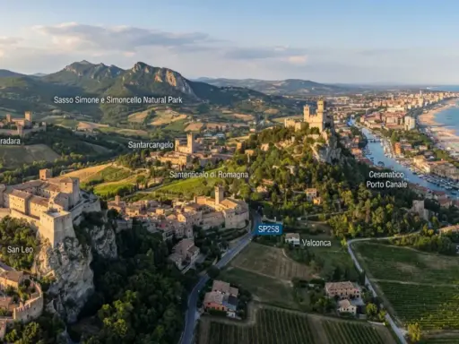 Panoramica aerea di borghi medievali e colline verdi, con il mare Adriatico sullo sfondo. Si vedono San Leo, Gradara, Santarcangelo e Cesenatico, un viaggio tra storia e natura in Romagna.