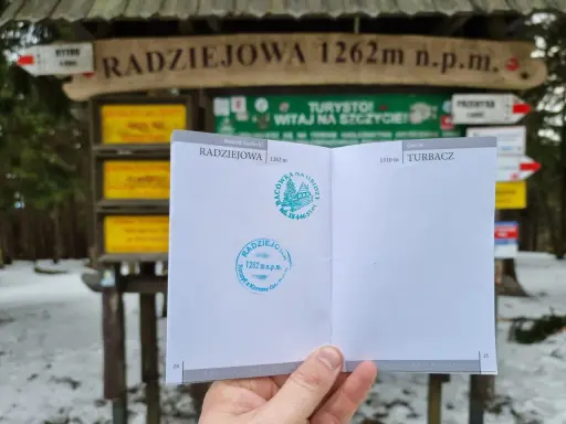 Na szczycie Radziejowej (1262 m n.p.m.) w Beskidzie Sądeckim, z pieczątką potwierdzającą zdobycie Korony Gór Polski.