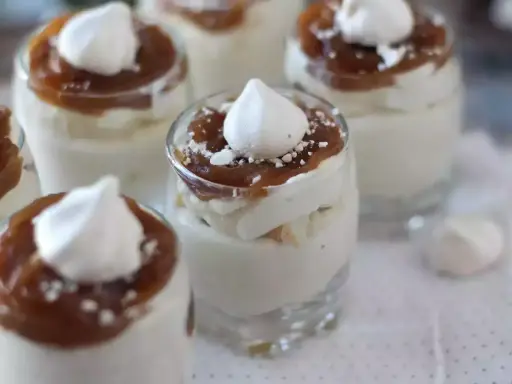 Små glas med krämig dessert, perfekt att baka med mascarpone. Toppad med kolasås och maräng.