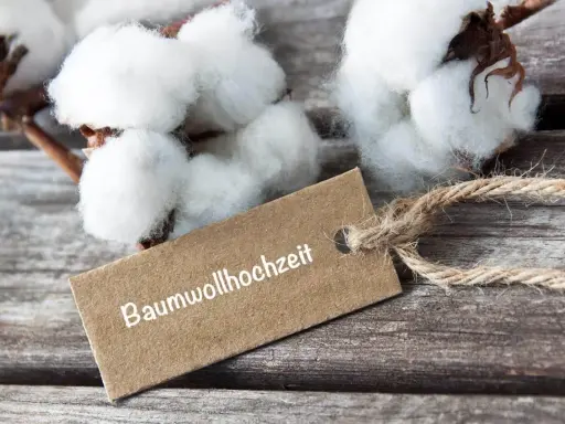 Baumwollhochzeit: Zwei Jahre Ehe, so zart und rein wie Baumwolle. Ein Tag, der die Bedeutung von Liebe und Verbundenheit feiert.