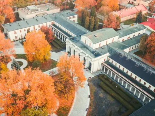 Jesienne barwy otulają sanatorium w Busku-Zdroju. Prywatny pobyt w tym urokliwym miejscu to idealny pomysł na relaks.
