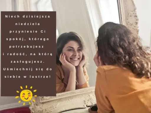 Uśmiechnięta kobieta patrzy w lustro, na tle cytat o niedzieli i słońcu.