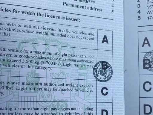 Detalle de un permiso de conducir B, mostrando las categorías de vehículos autorizados y sellos oficiales.