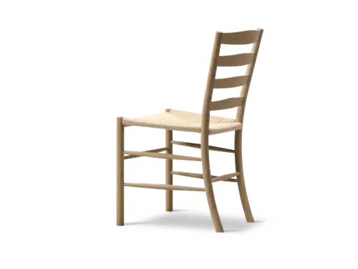 En hög, ljus trästol med flätad sits, inspirerad av Kaare Klints tidlösa design.