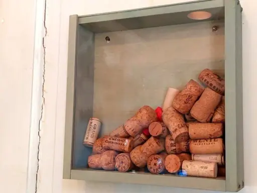 En grå ram fylld med en samling vinkorkar, en tavla som berättar historier från många goda stunder.