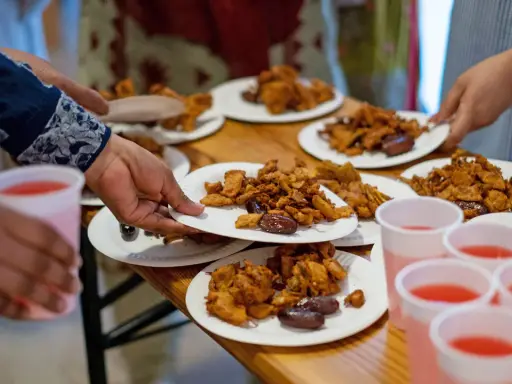 Beim Zuckerfest werden Teller mit frittierten Köstlichkeiten und Datteln gereicht.